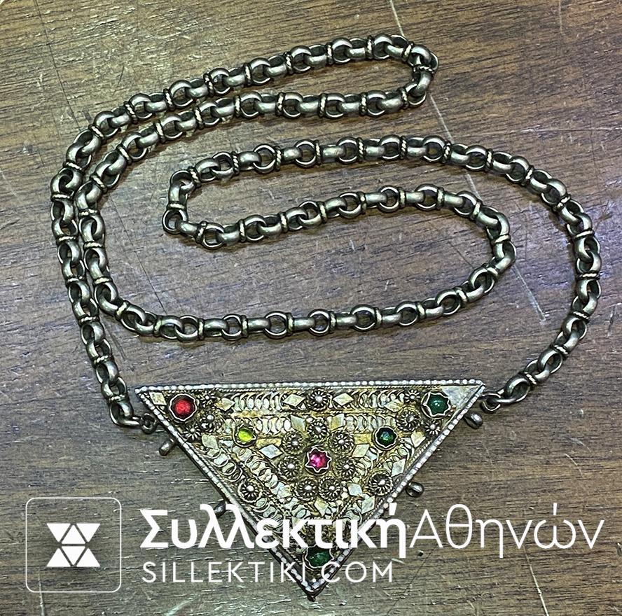 Ασημένιο κεντητό με χρυσώματα και λίθους τριγωνικό ανοιγόμενο φυλακτό με πολύ χοντρή παλιά αλυσίδα "οκταράκι" με διάκοσμο